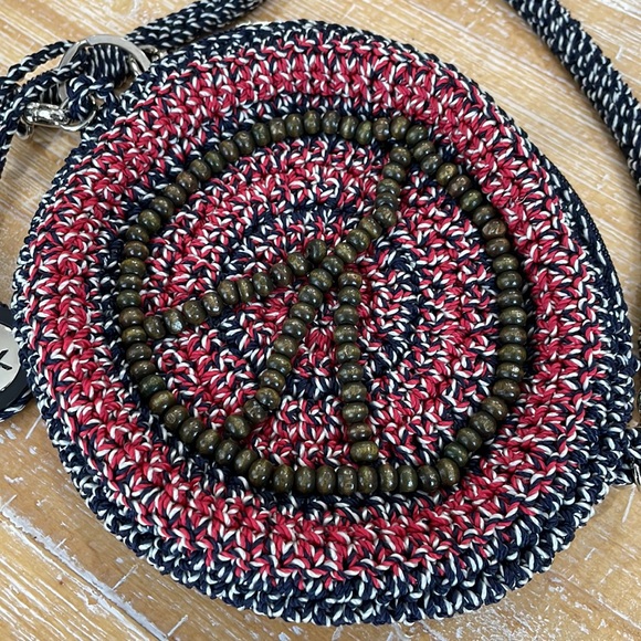 ☮️ NWT the Sak crochet peace sign crossbody circular bag - Picture 3 of 13